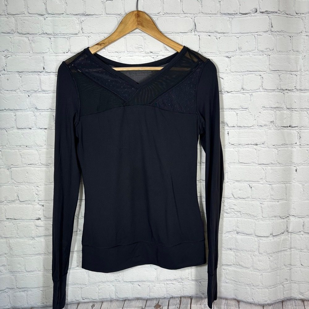 Lululemon Black Mesh Panel Long Sleeve Athletic Top with Thumbholes Womens‎